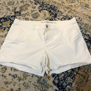 GAP light khaki 5” short in great condition Sz18